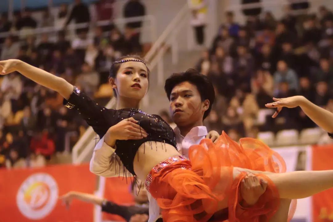 阿扎伦卡重要时刻比赛局势复杂,SKT带队取胜!上演精彩一战(阿扎伦卡排名最新) 阿扎伦卡重要时刻比赛局势复杂,SKT带队取胜!上演精彩一战(阿扎伦卡排名最新)